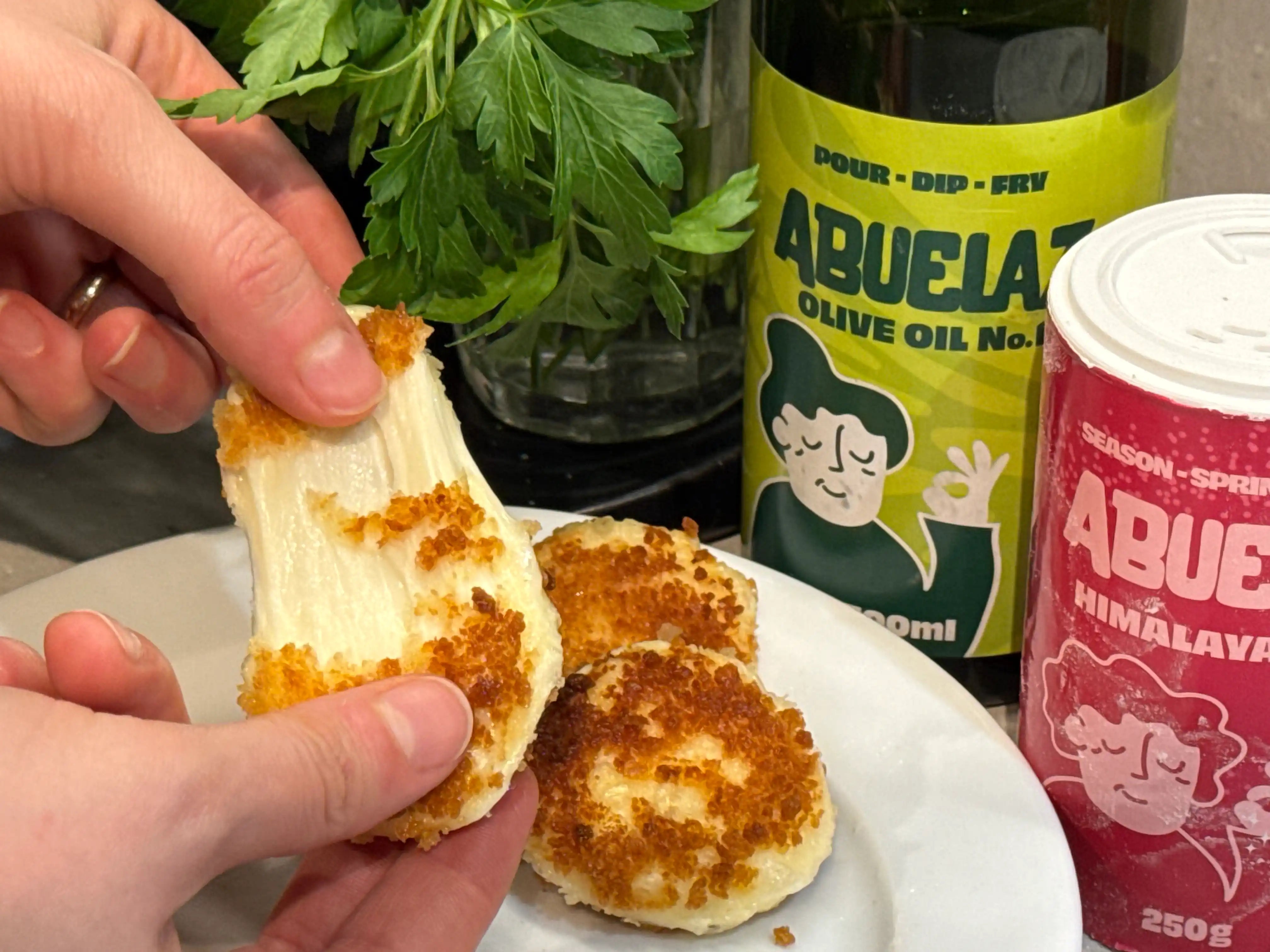 Stekta småostar vår användnig av Abuelaz Olive oil No.1 perfekt yta utan att det bränts vid. Detta är en blandning av raffinerad olja och jungfruolja